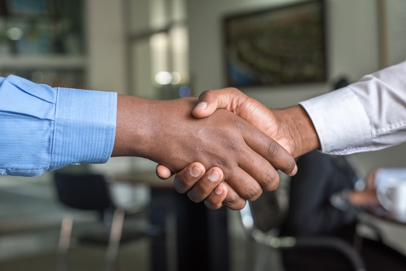 Equipo de abogados en consulta profesional